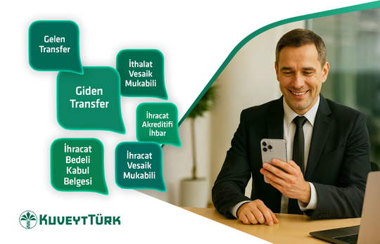 masa başında elindeki telefona gülümseyerek bakan takım elbiseli iş insanı