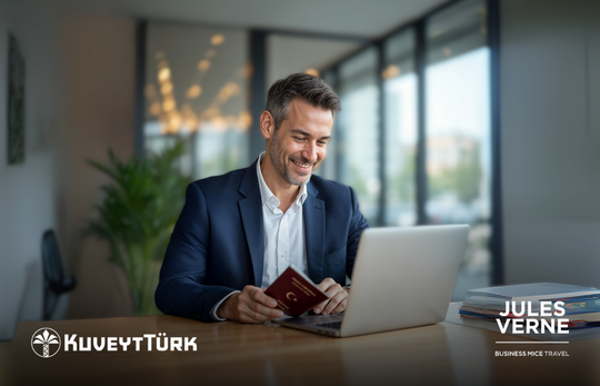 elindeki pasaport ile bilgisayarına gülümseyerek bakan takım elbiseli iş insanı