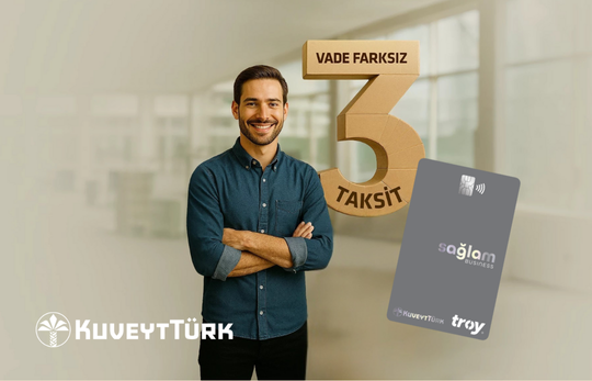 sağlam business kart ve ellerini bağlamış gülümseyen genç adam