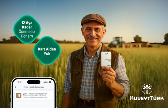 tarlada elinde tohum kart tutan çiftçi