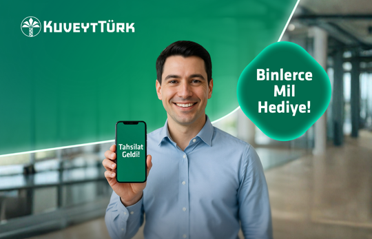 tahsilat geldi yazılı ekranı açık telefonu tutan genç iş insanı