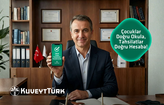 tahsilat gerçekleşti yazılı ekranı gösteren masasında oturan okul müdürü
