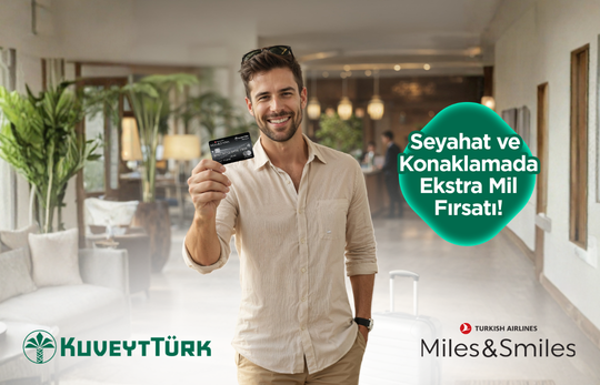 otel lobisinde elindeki miles&amp;smiles business kartını gösteren genç adam