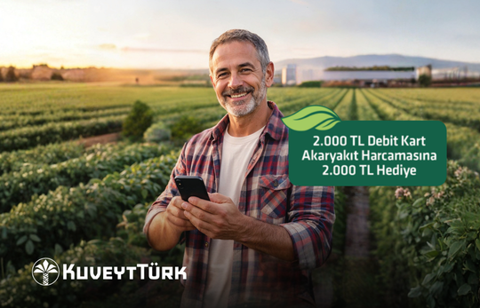 tarlada elindeki telefonu tutan ve gülümseyen çiftçi