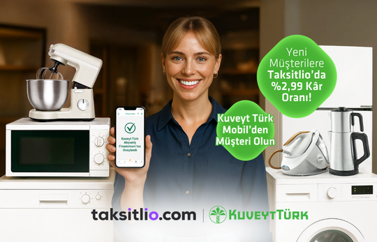 beyaz eşya dükkanında alışveriş finansmanınız onaylandı ekranlı telefon tutan genç kadın