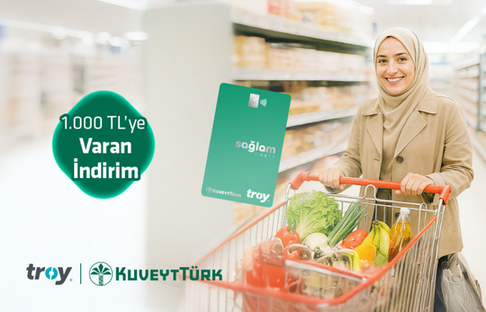 troy logolu sağlam nakit kart ve alışveriş yapan kadın