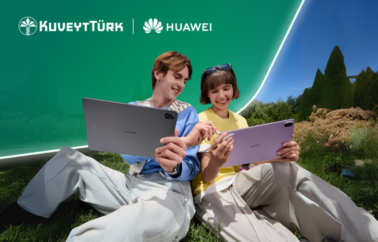 huawei tabletlerine bakarak gülümseyen gençler