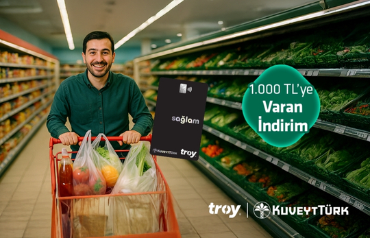 troy logolu sağlam kart ve markette gülümseyen adam