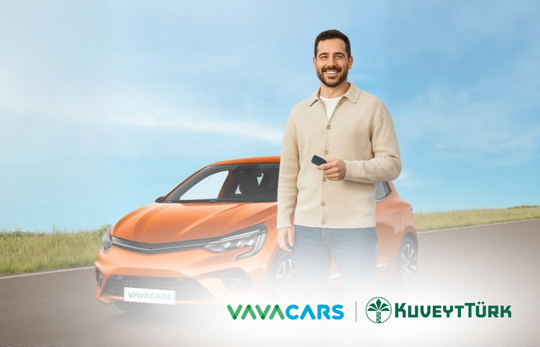 vavacarstan araç kiralamış gülümseyen kişi