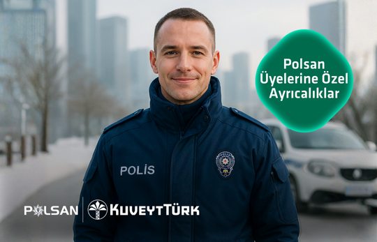 polis aracının önünde gülümseyen polis memuru
