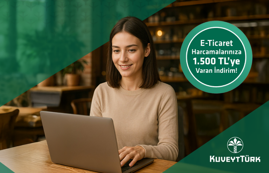 bilgisayarında işlem yapıp gülümseyen kadın