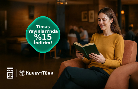 gülümseyerek kitap okuyan genç kadın