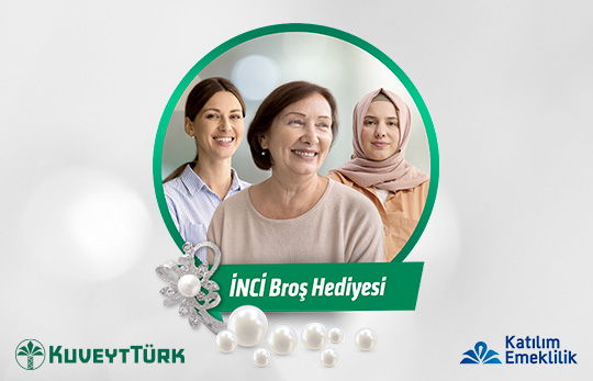 farklı yaşlardan gülümseyen kadınlar ve inci broş hediyesi
