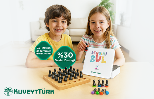 renkli piyonlarla oyun oynayan kız ve erkek çocuk