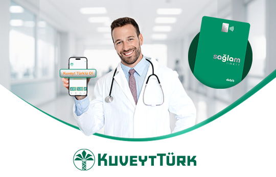 kuveyt türk mobil ekranını tutan sağlık çalışanı ve sağlam nakit kart