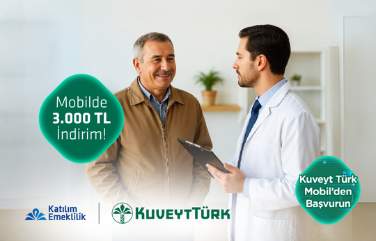 doktorla görüşen ve gülümseyen orta yaşlı kişi