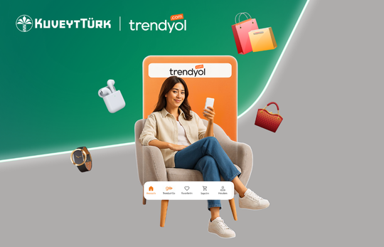 koltukta oturan ve trendyoldan alışveriş yapan kadın