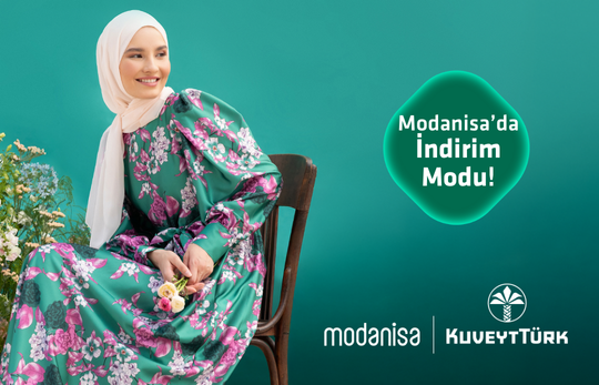 elinde çiçekle sandalyede oturan ve gülümseyen kadın