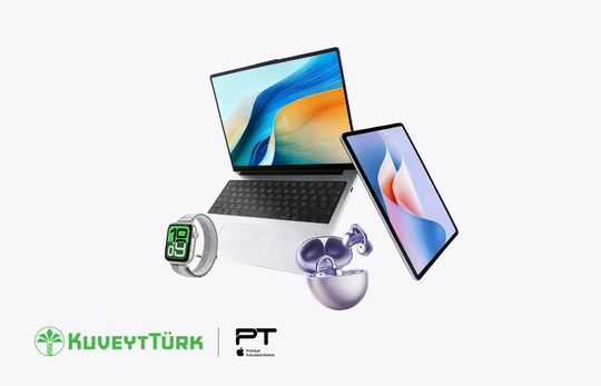 beyaz zemin üzerinde laptop telefon kablosuz kulaklık ve akıllı saat
