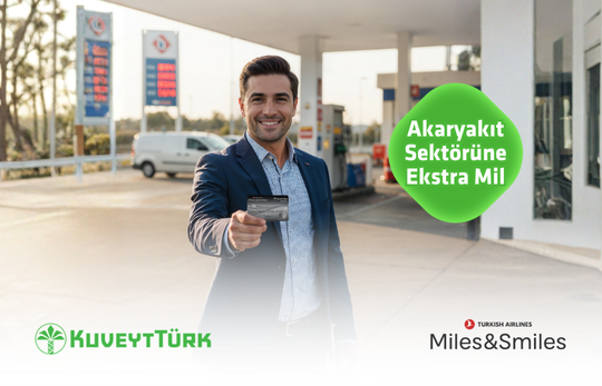 akaryakıt istasyonunda elindeki Miles and Smiles Business kredi kartını gösteren iş adamı