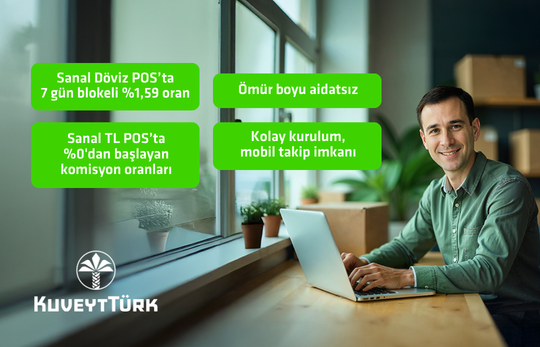 ofisinde bilgisayar başında gülümseyen e ihracatçı