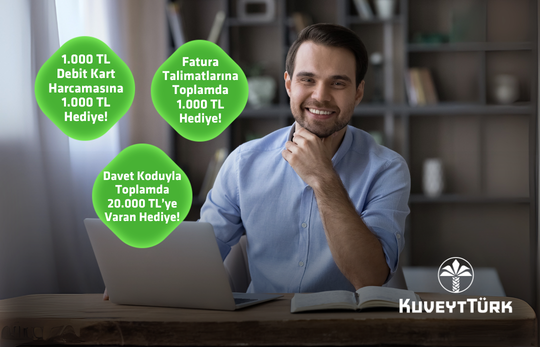 ofisinde bilgisayar başında gülümseyen tüzel firma sahibi