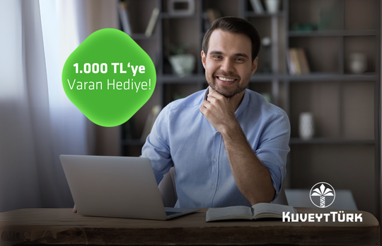 ofisinde bilgisayar başında oturup gülümseyen tüzel müşteri