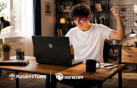 monster notebooku ile oyun oynayan ve sevinen genç erkek