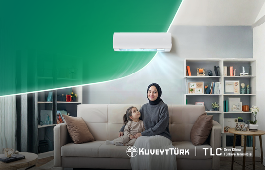 ev ortamında klima altında oturan anne ve çocuk