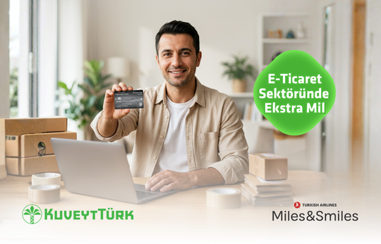 önünde bilgisayarı ve kargo paketleme eşyaları olan elinde Miles and Smiles Business kart gösteren genç adam
