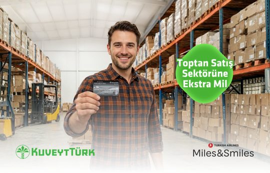 kolilerle dolu depoda elindeki Miles and Smiles Business kredi kartını gösteren toptancı