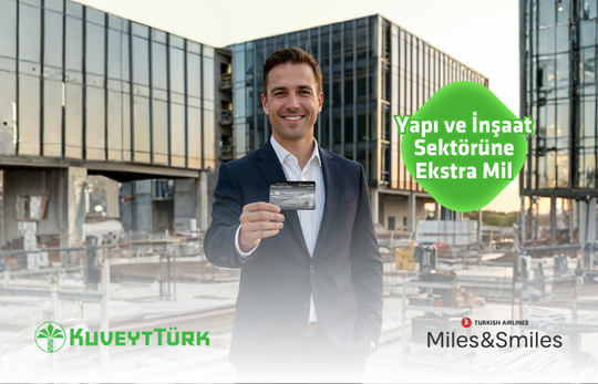 inşaat önünde elindeki Miles and Smiles Business kartını gösteren takım elbiseli genç adam