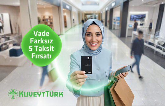 sağlam kartını gösteren alışveriş merkezinde alışveriş yapmış genç kadın