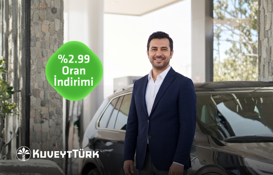 Aracı önünde duran takım elbiseli iş insanı