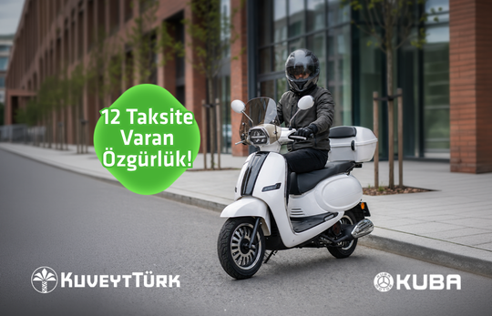 beyaz Kuba Motor üzerinde kasklı motorcu