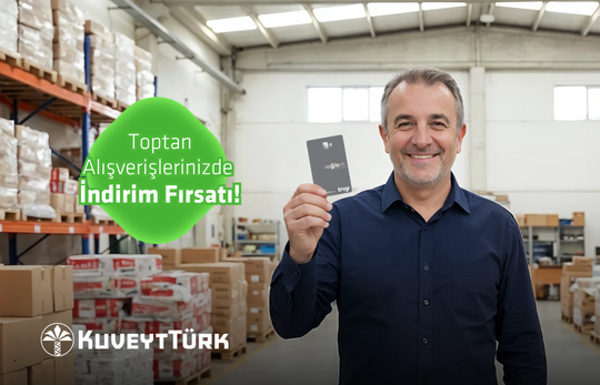elinde sağlam business kart tutan bir esnaf