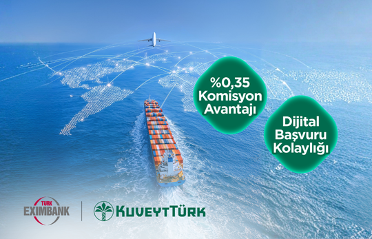 okyanusta seyahat eden kargo gemisi
