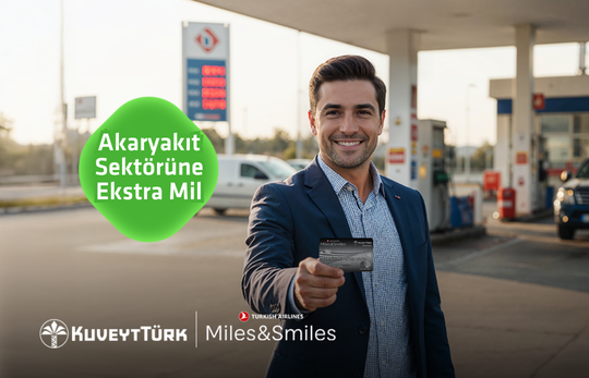 akaryakıt istasyonunda elindeki Miles and Smiles Business kredi kartını gösteren iş adamı