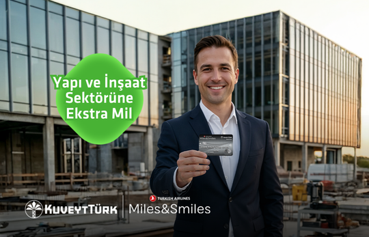 inşaat önünde elindeki Miles and Smiles Business kartını gösteren takım elbiseli genç adam