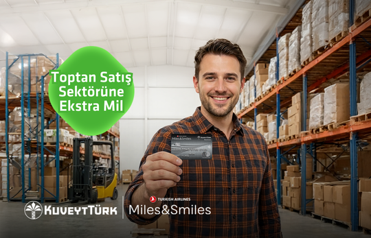 kolilerle dolu depoda elindeki Miles and Smiles Business kredi kartını gösteren toptancı