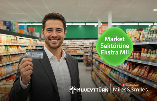 market reyonları arasında elindeki Miles and Smiles Business kredi kartını gösteren iş insanı