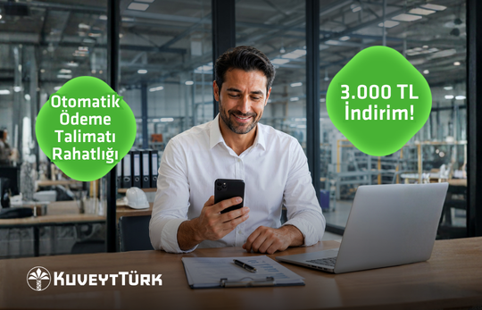 bilgisayar başında telefondan işlem yapan erkek müşteri