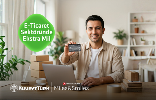 önünde bilgisayarı ve kargo paketleme eşyaları olan elinde Miles and Smiles Business kart gösteren genç adam