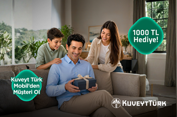 ev ortamında babasına hediye veren çocuk ve yanında annesi
