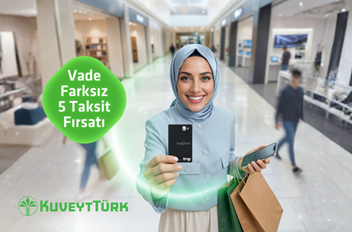 sağlam kartını gösteren alışveriş merkezinde alışveriş yapmış genç kadın