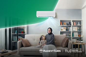 ev ortamında klima altında oturan anne ve çocuk