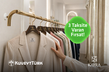 Kayra mağazasında ceket bakan bir kişi