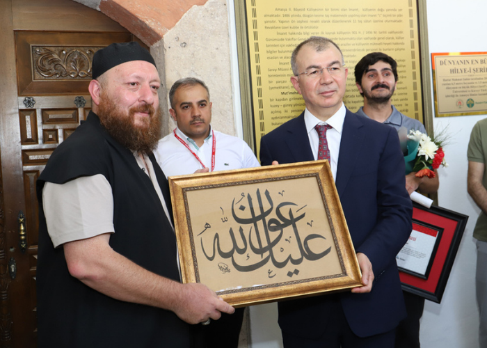 Hattat Mahmut Şahin eserlerini tanıtıyor