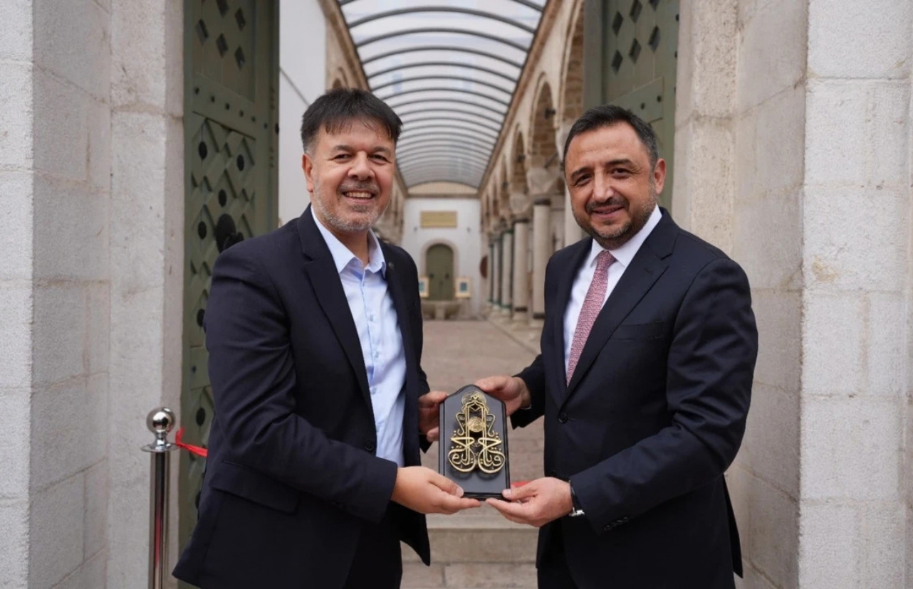 sergi açılışını yapan 2 beyefendi