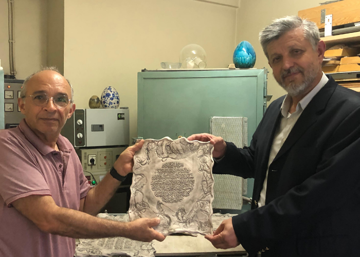 Ahmet Nejat Birdevrim çini çalışmasını gösterirken 